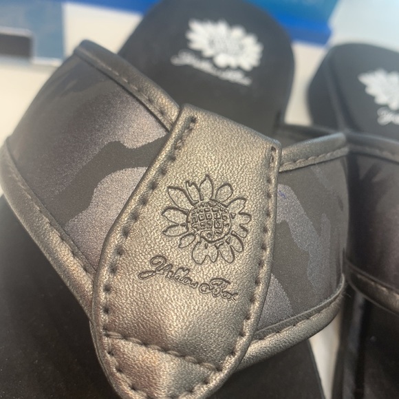 Yellow Box sandals - Picture 2 of 8